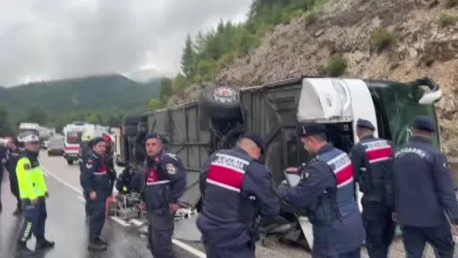 Isparta-Antalya karayolunda yolcu otobüsü devrildi: 1 ölü, 7 yaralı