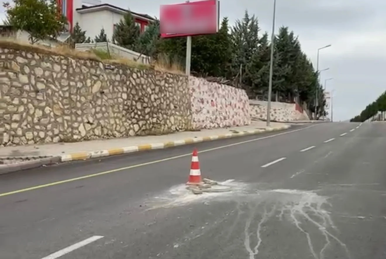 Karayolundaki parke taşına çarpan motosiklet devrildi: 1 yaralı