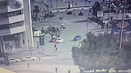 Kavşakta motosiklet devrildi, sürücü ve yolcu yerde böyle sürüklendi