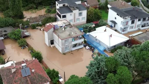 İznik’te Kara Dere taştı, evleri ve tarlaları su bastı