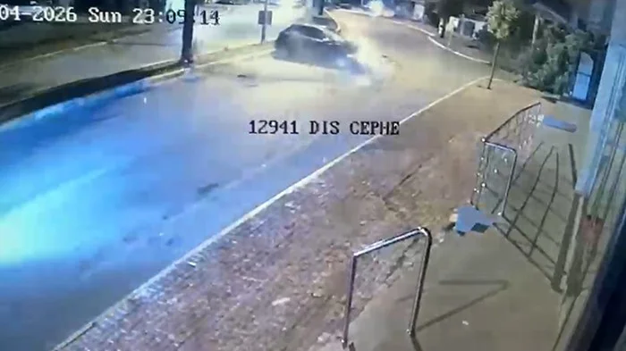 Antalya’da otomobil palmiyeye çarptı: 2 yaralı