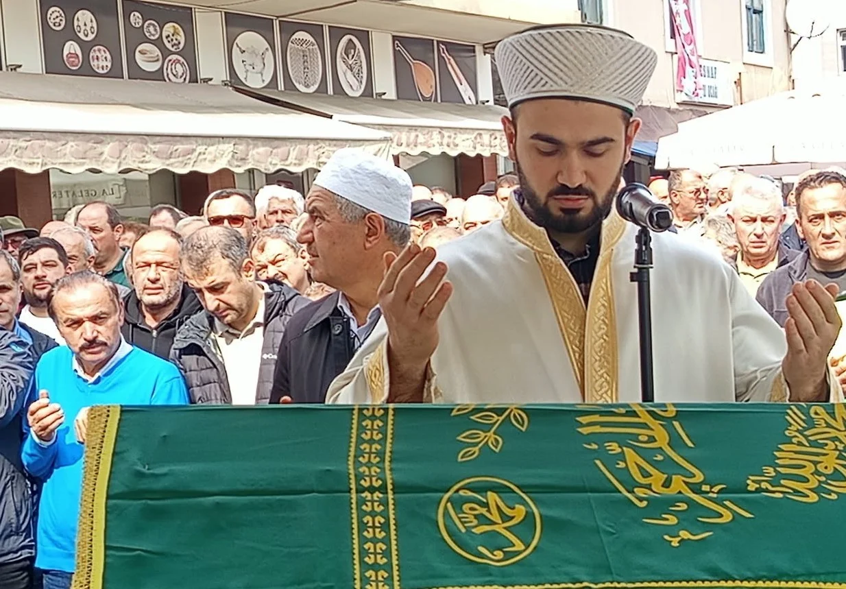 İstanbul’da trafik kazasında ölen genç Trabzon’da son yolculuğuna uğurlandı