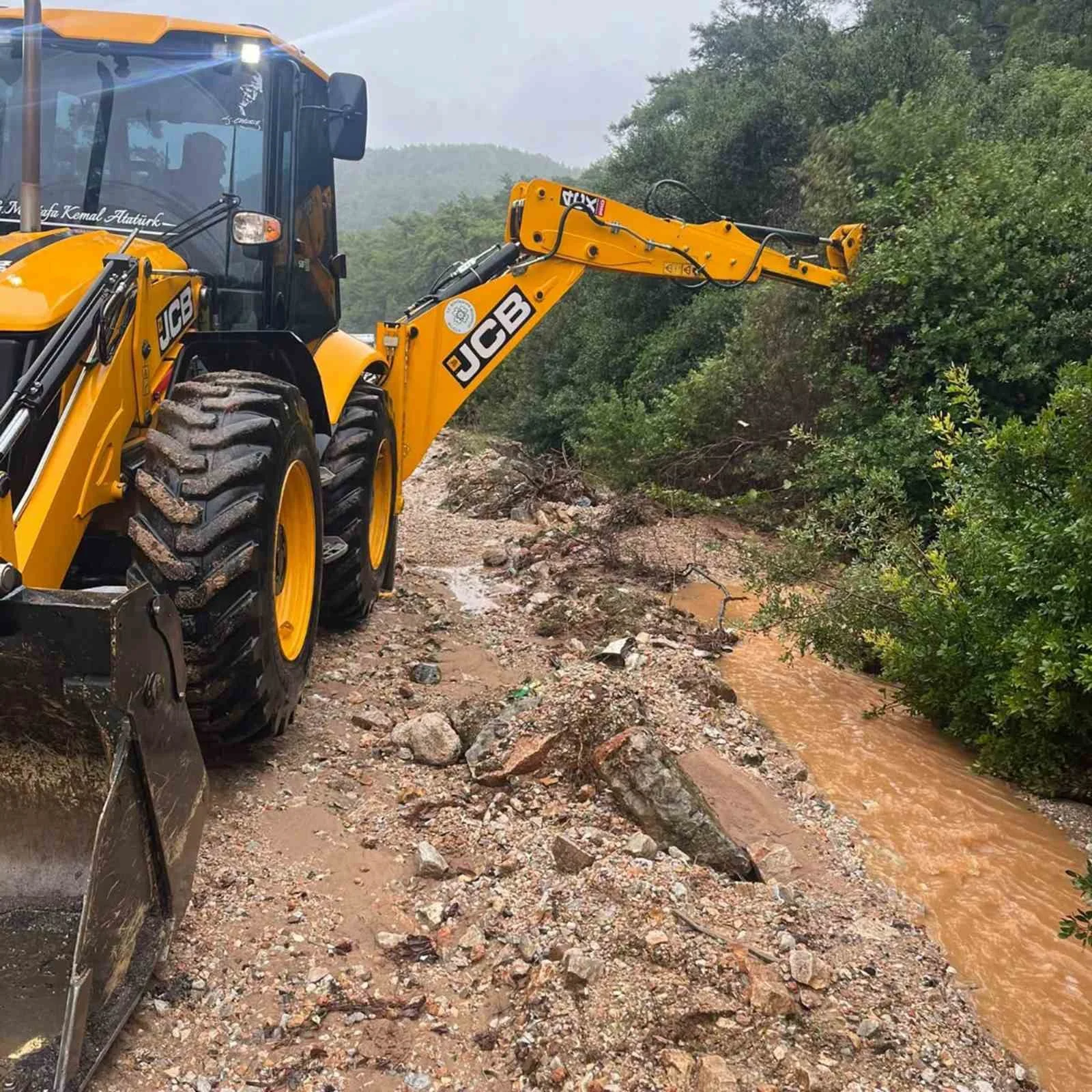 Muğla Büyükşehir Belediyesi ekipleri yağmur mesaisinde