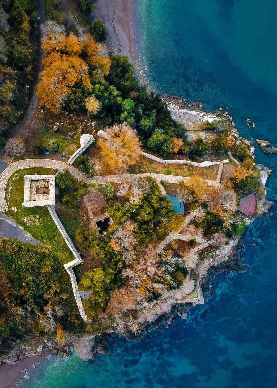 Akçakoca’daki Ceneviz Kalesi sonbahar renklerine büründü