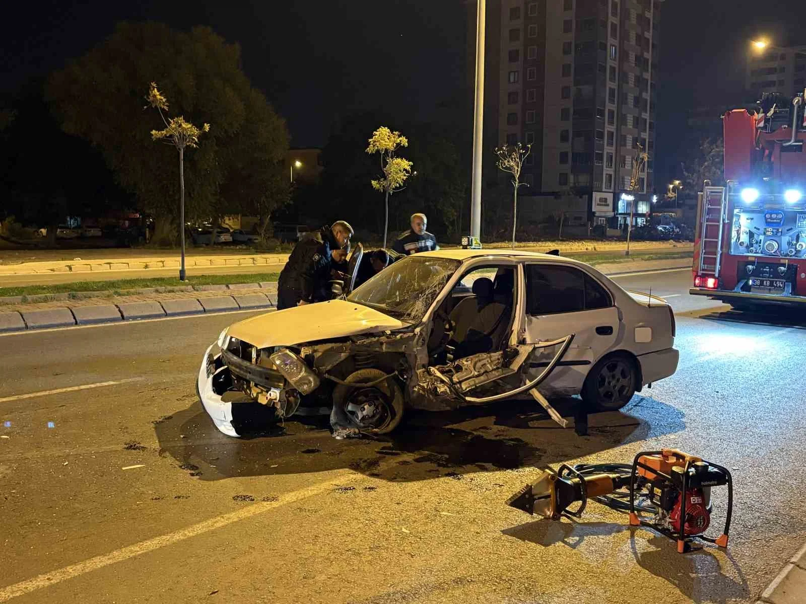 Ağaca çarpan otomobilde sıkışan sürücüyü itfaiye ekipleri kurtardı: 1 yaralı
