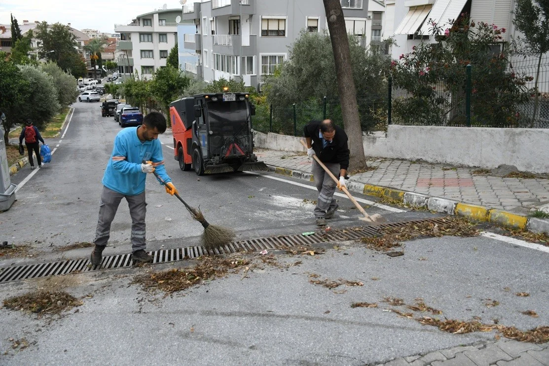 Kuşadası’nda fırtına sonrası ekipler sahaya indi