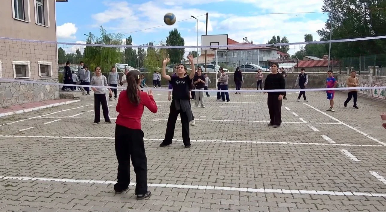 Ağrı’da 171 okula 22 bin 200 spor malzemesi ulaştırıldı