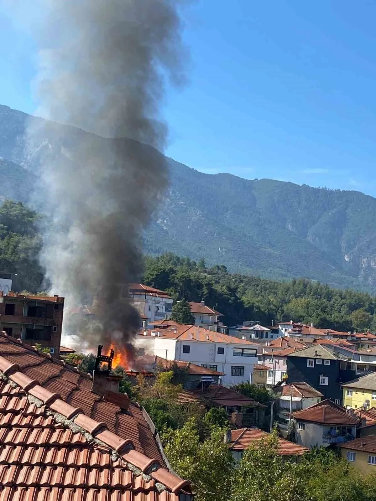 Alevlerin sardığı ev kullanılamaz hale geldi