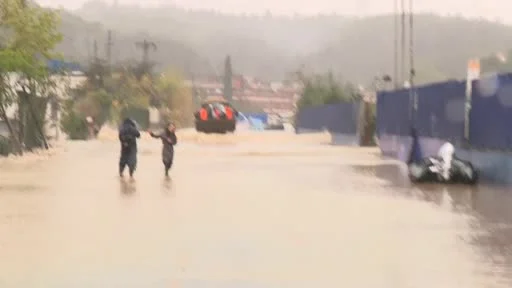 Sarıyer’de mahsur kalan vatandaşlar iş makinesiyle kurtarıldı