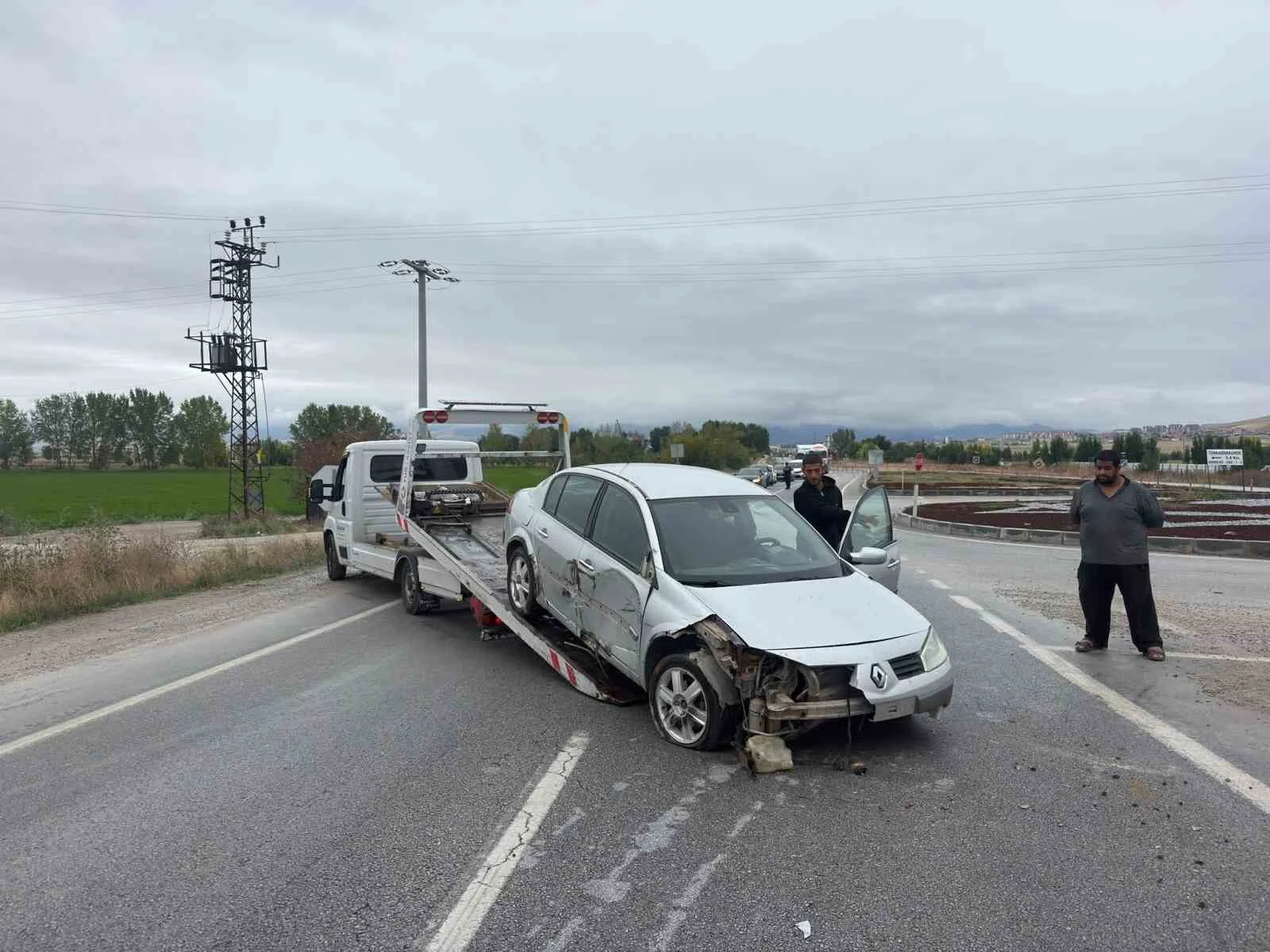 Refüje giren otomobil sürücüsü yaralandı