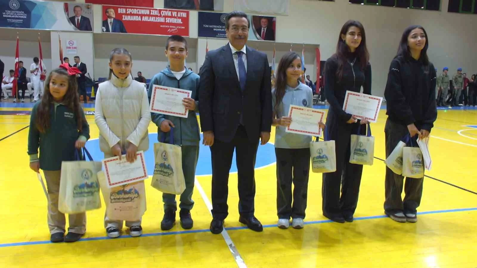 Burhaniye’de Cumhuriyet coşkusu salona sığmadı