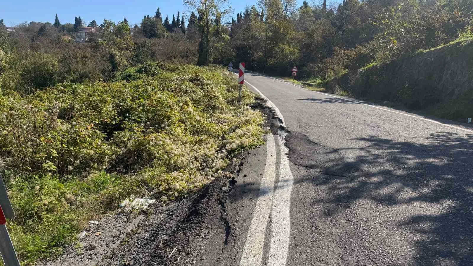 Aşırı yağışlar istinat duvarını çatlattı