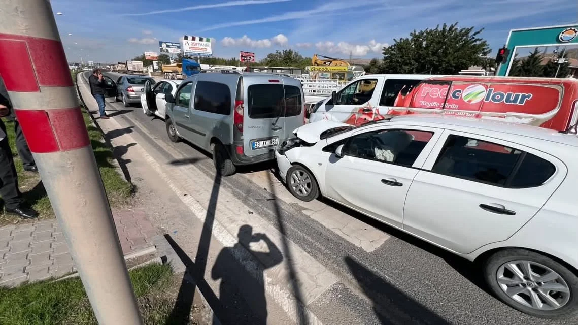 Elazığ’da zincirleme trafik kazası