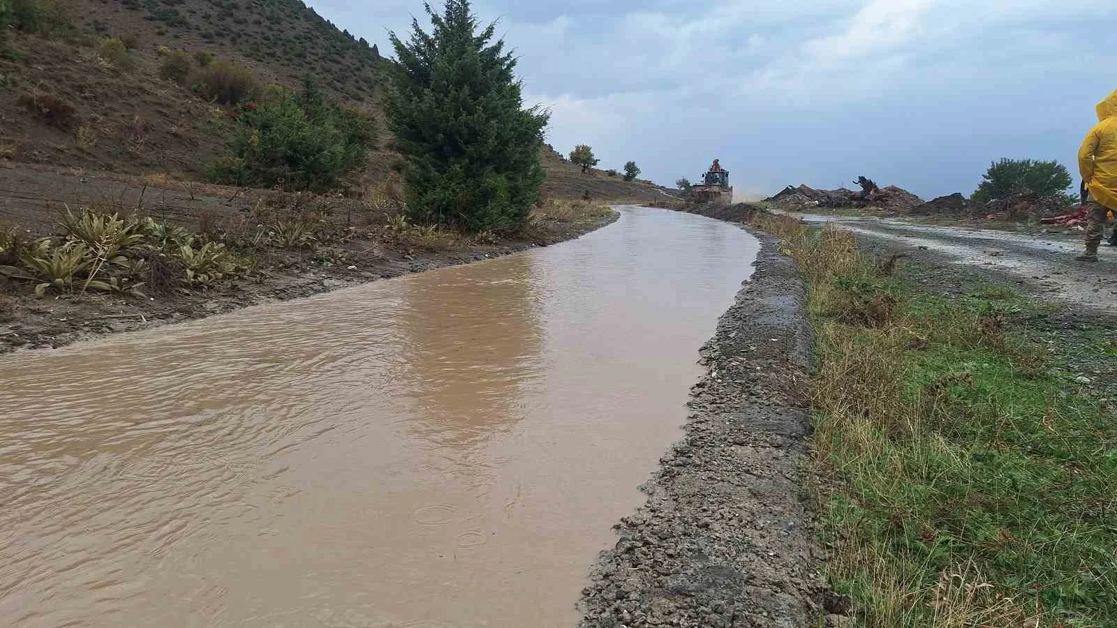 Erzincan’da sağanak sonrası sulama kanalları taştı