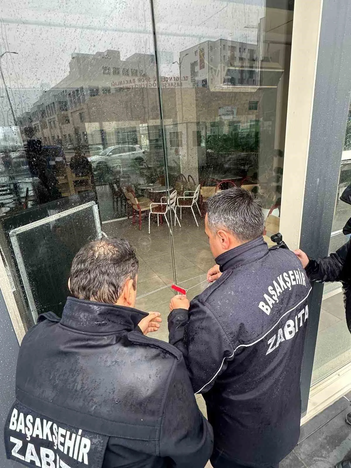 "Kız öğrenci yurdu karşındayız" diye reklam yapan kafe mühürlendi