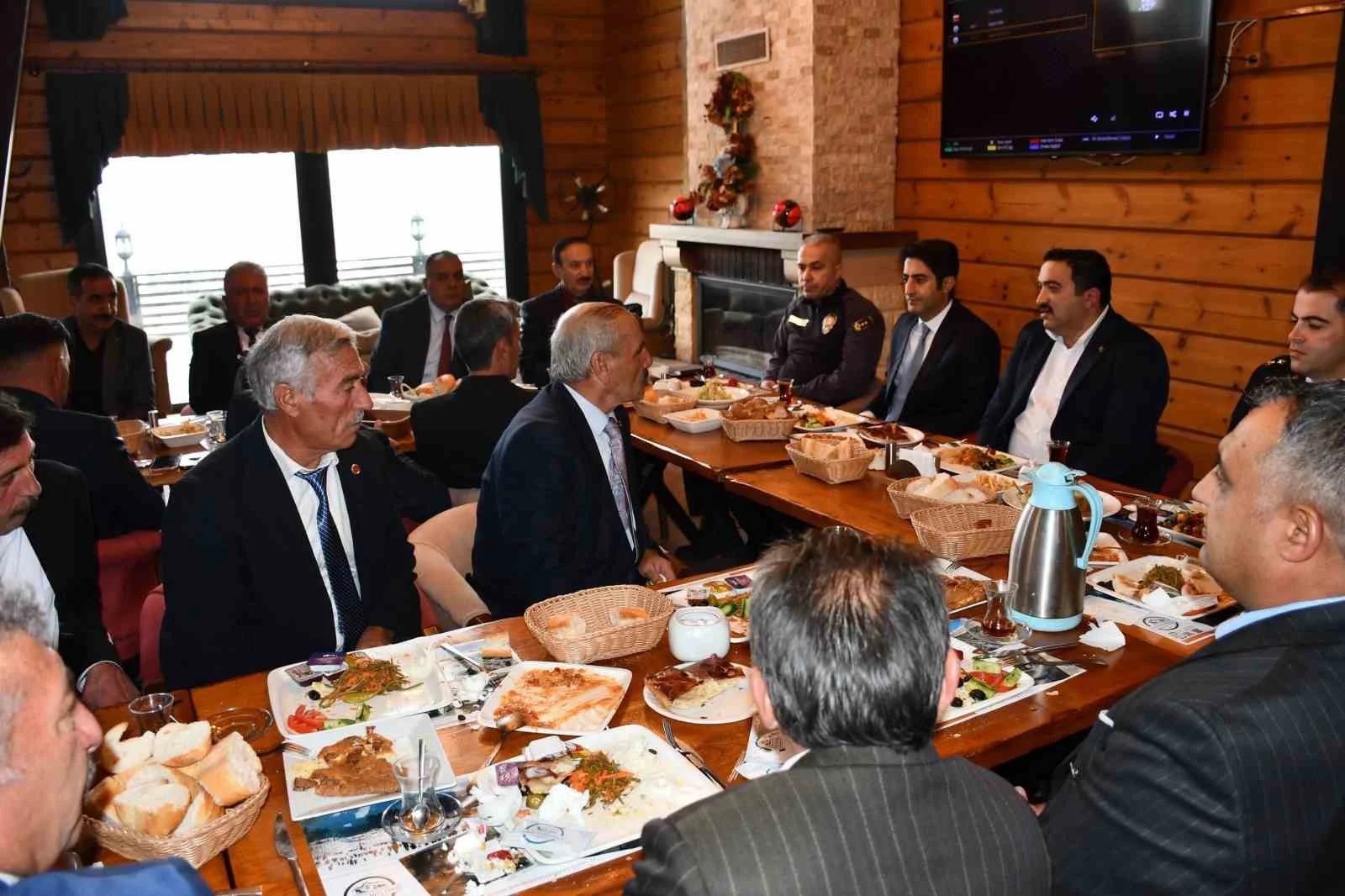 Sarıkamış Kaymakamı Aslantatar, muhtarlarla bir araya geldi