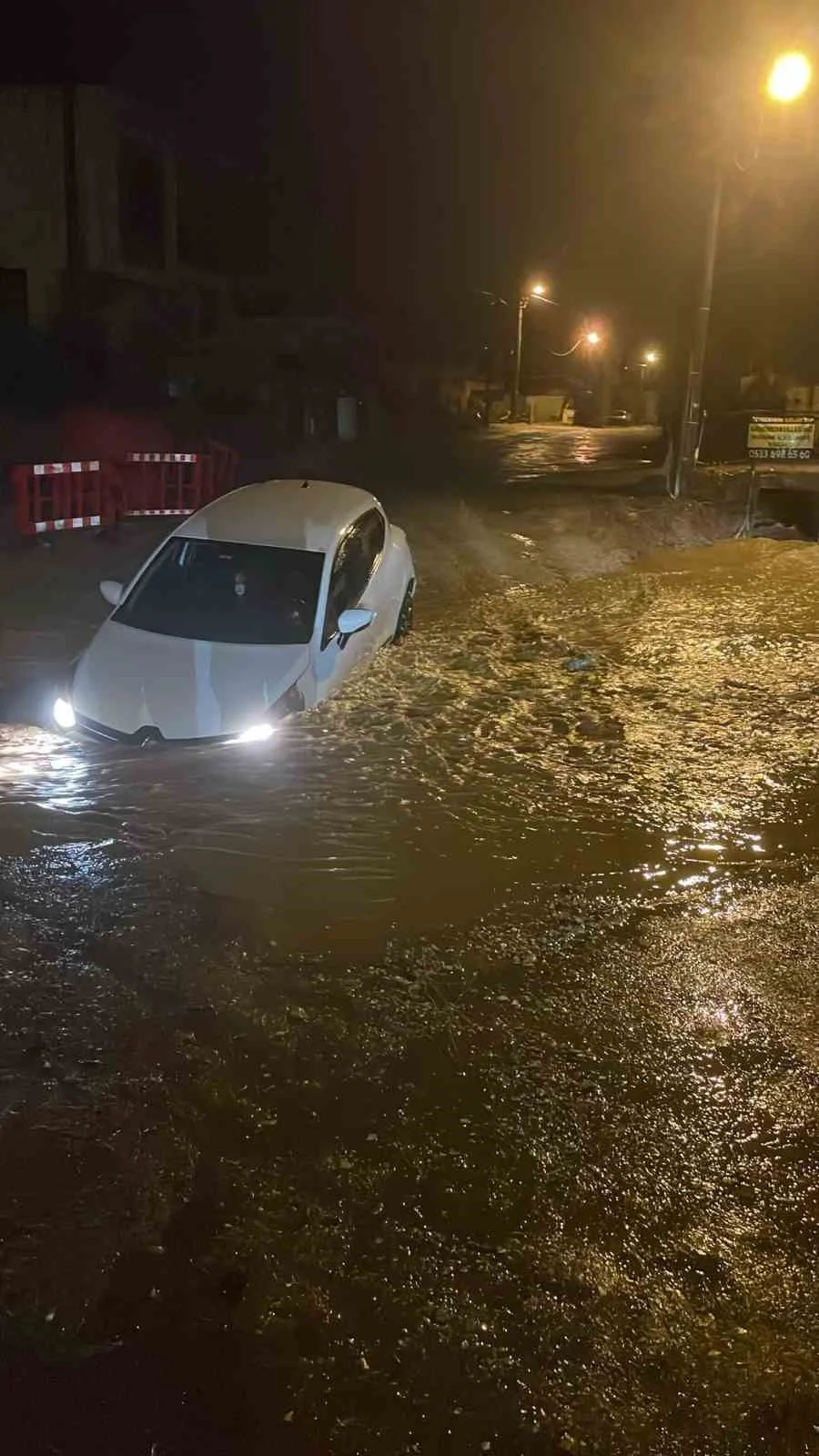 Muğla’da yağış nedeniyle yol çöktü, çukura düşen araç yolda mahsur kaldı