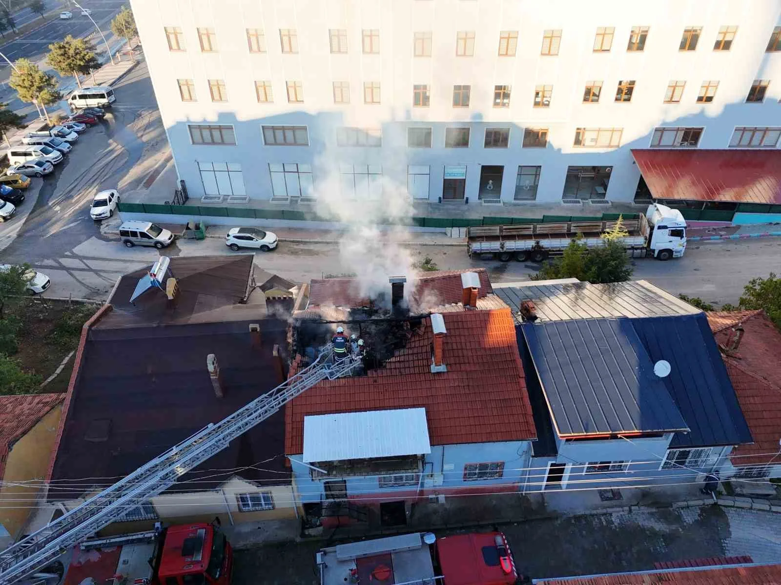 Uşak’ta tek katlı evin çatısında çıkan yangın söndürüldü
