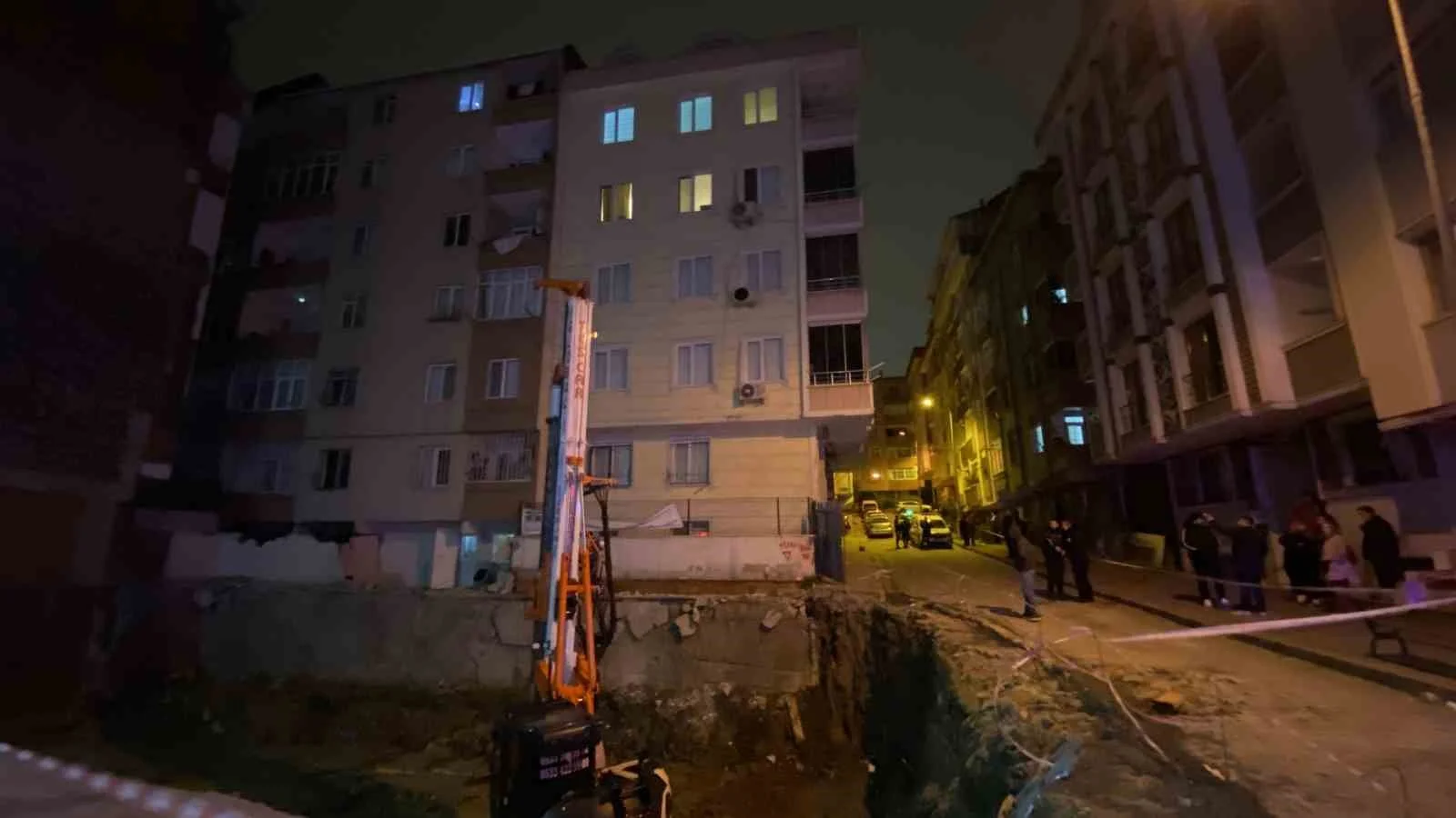 Bahçelievler’de iki binanın zemininde çökme: 20 daire tahliye edildi