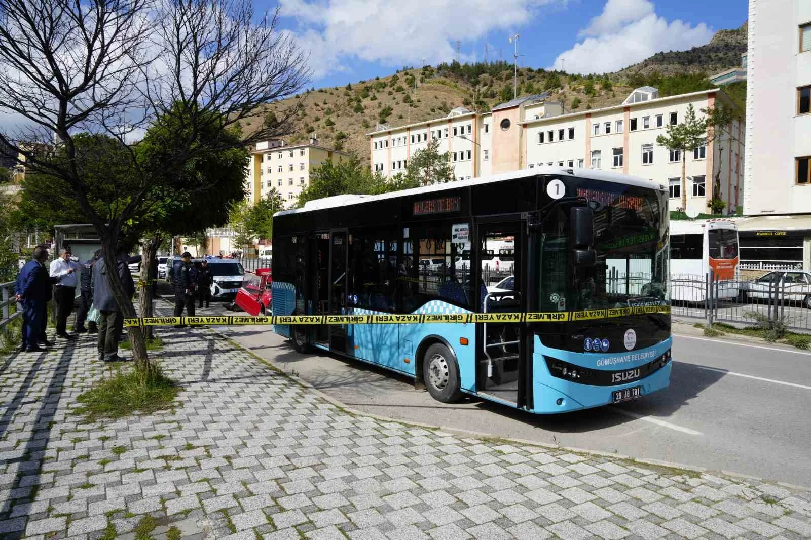 Gümüşhane’de otomobil durakta bekleyen otobüse çarptı: 2 yaralı