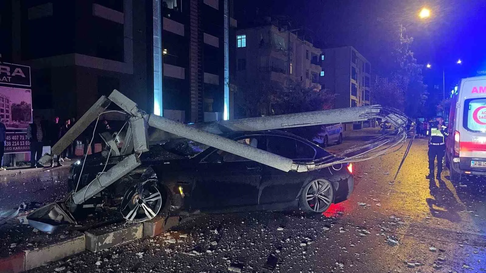 Karaman’da otomobil refüjdeki direği devirdi: 2 yaralı