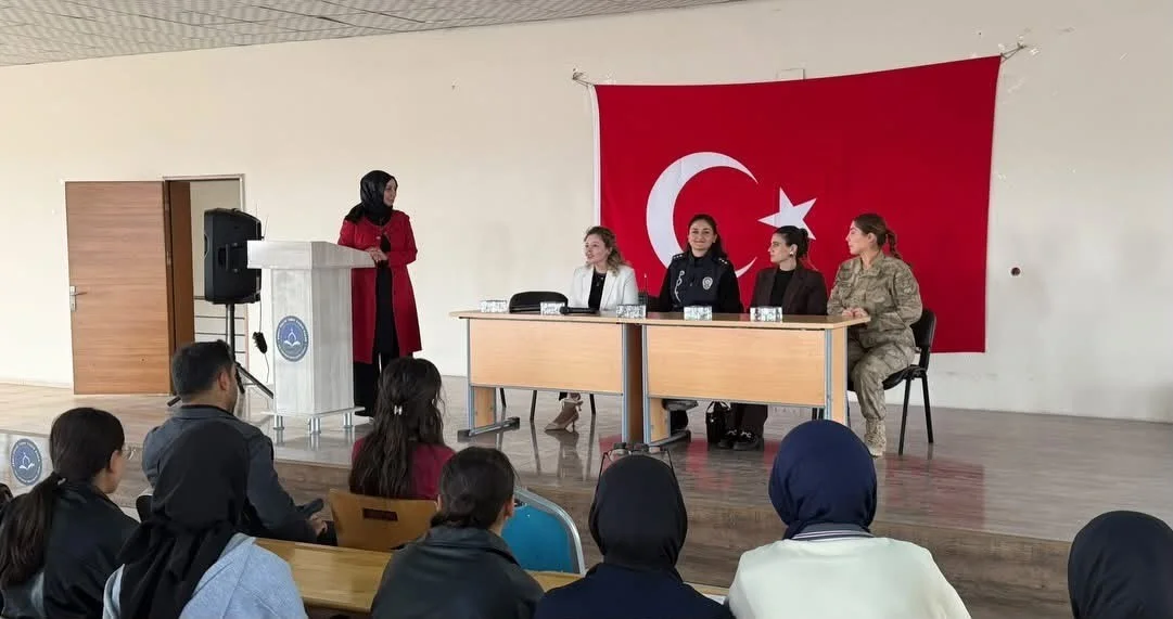 Patnos’ta "Kariyer günleri" etkinliği: Gençlerin geleceğine ışık tutuldu