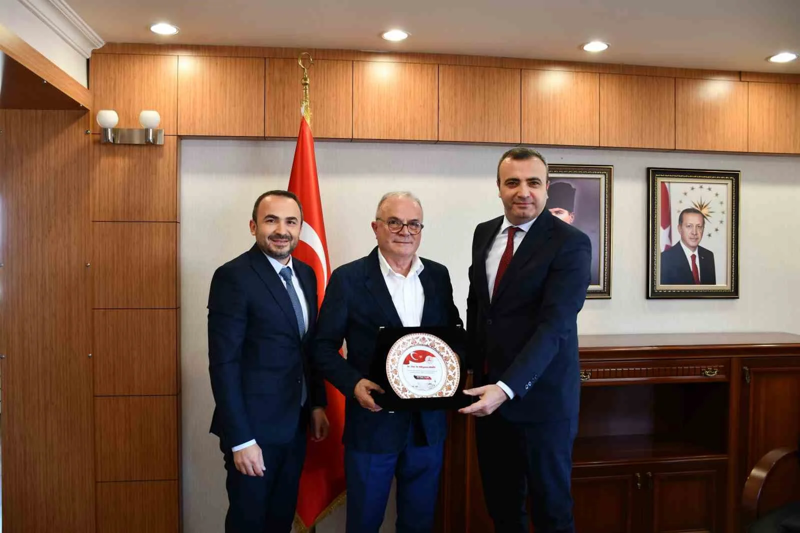 Vezirköprü’de 38 yıldır görev yapan hekime plaket