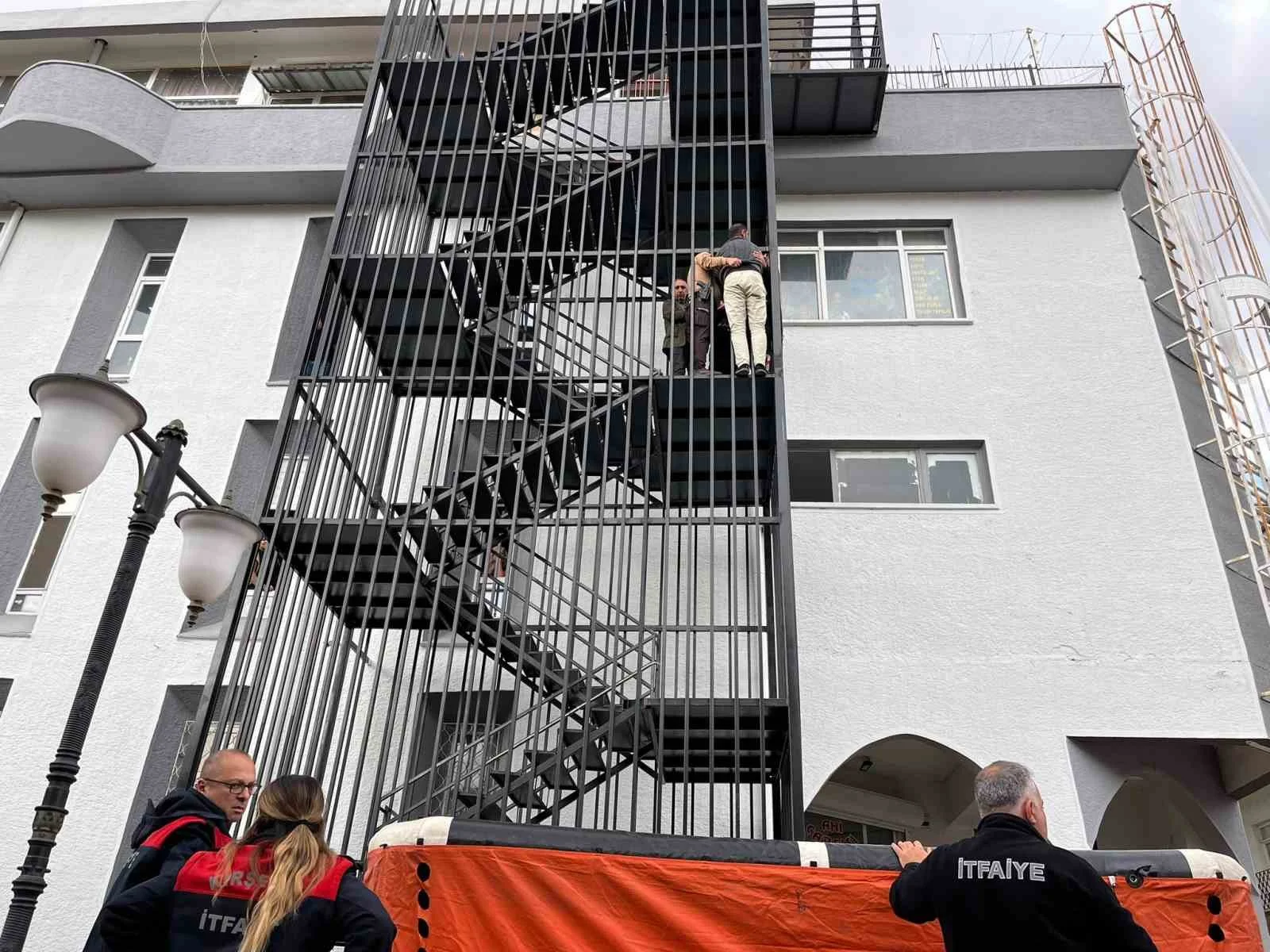 Tarihi çarşının merdivenlerine çıktı, korkulu anlar yaşattı