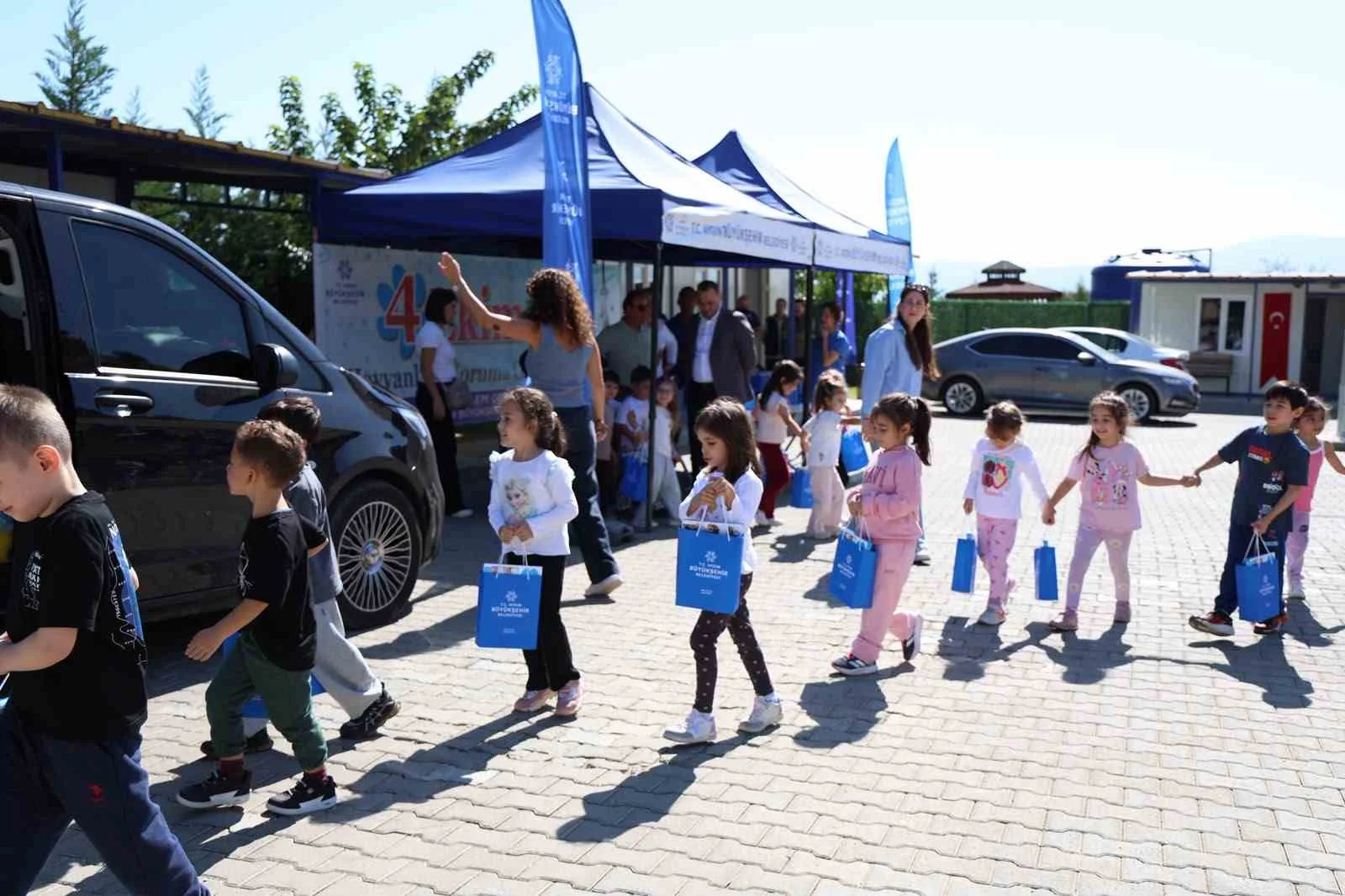 Aydın’da çocuklar Hayvan Bakım Merkezi’ni gezdi