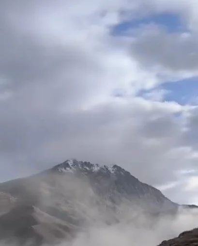 Berit Dağı’nın zirvesine mevsimin ilk karı yağdı