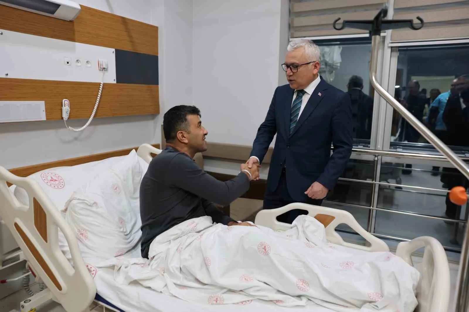 Vali Şimşek, karbonmonoksitten zehirlenen işçileri ziyaret etti