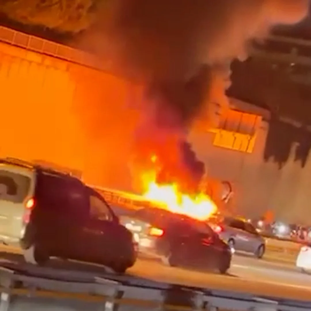 Sarıyer’de trafik kazasının ardından 2 otomobil alev topuna döndü