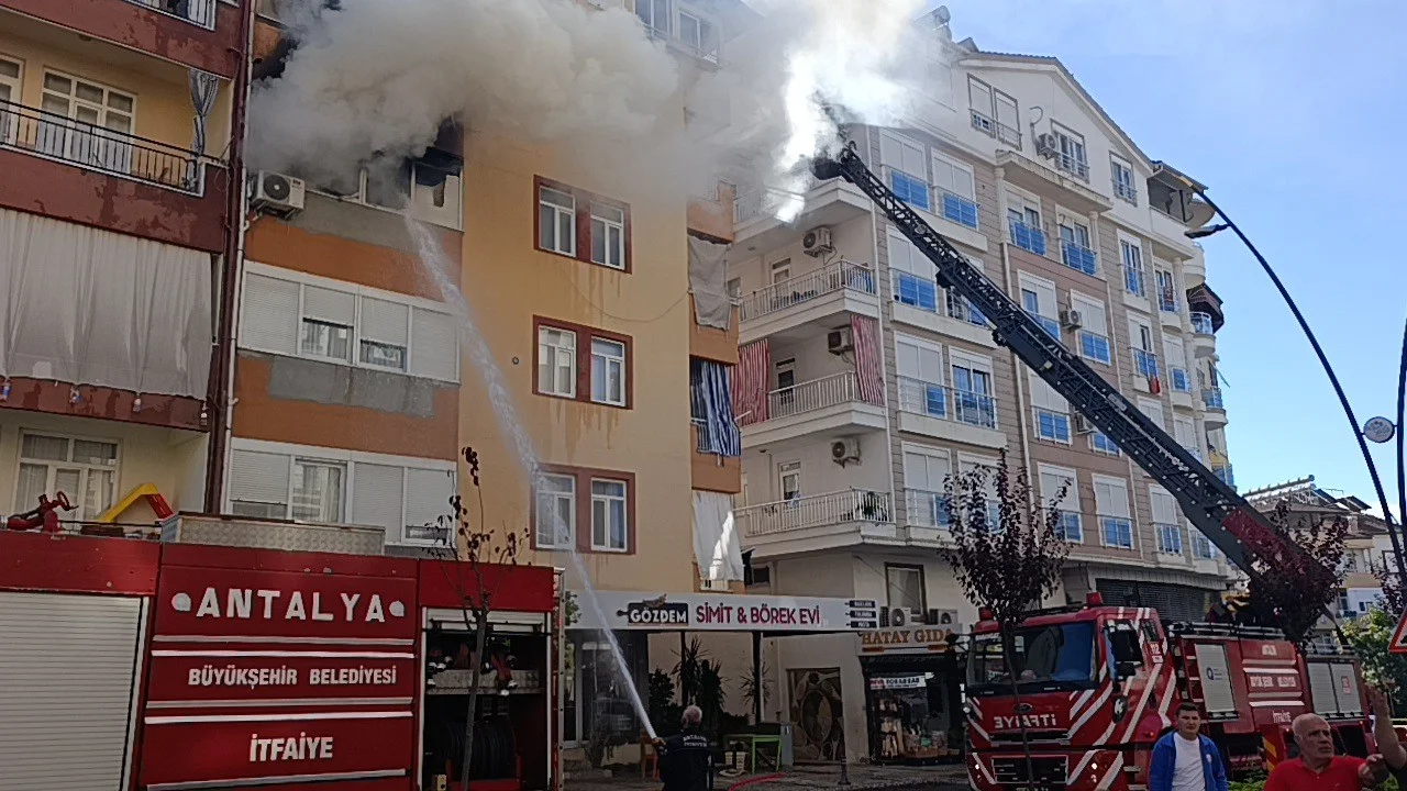Antalya’da 5 katlı binada yangın: Mahsur kalan 2’si çocuk 4 kişiyi itfaiye kurtardı
