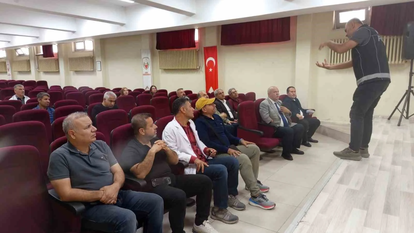 Adıyaman’da öğretmenlere uyuşturucuyla mücadele semineri