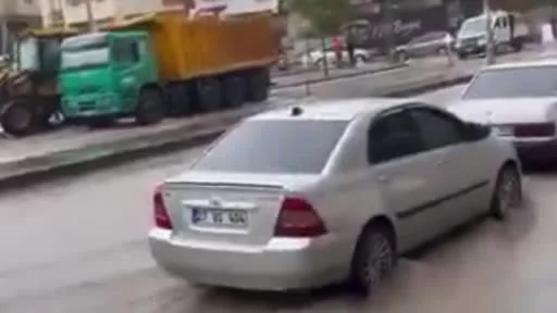Gaziantep’te sağanak sonrası sürücüler zor anlar yaşadı