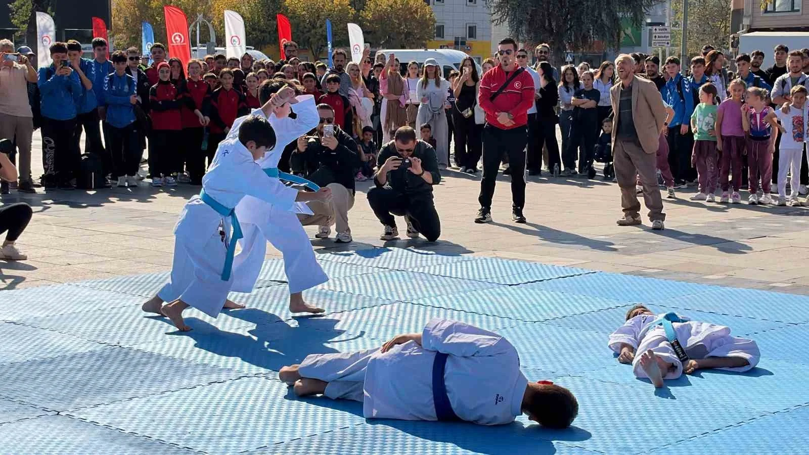 Düzce’de sporcuların gösterileri ilgi gördü