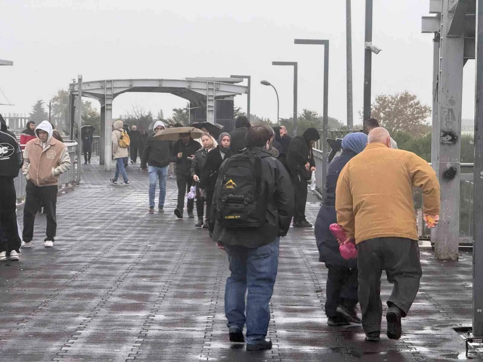 İstanbul’da trafik yoğunluğu oluştu, işe gitmek isteyen vatandaşlar zor anlar yaşadı