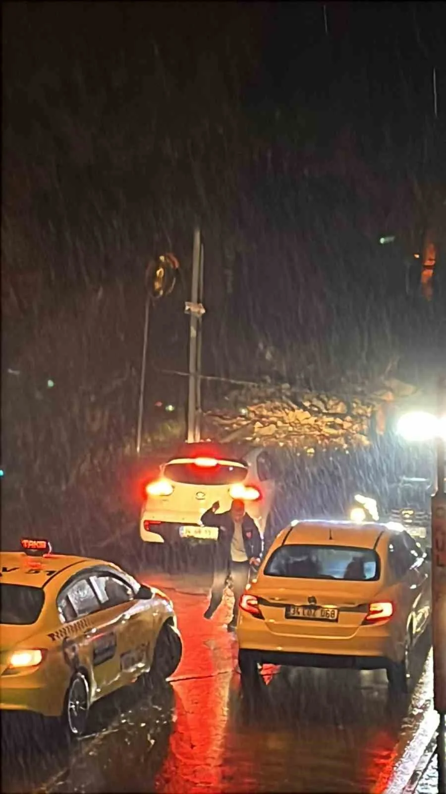 Ortaköy’de şiddetli yağış nedeniyle istinat duvarı çöktü