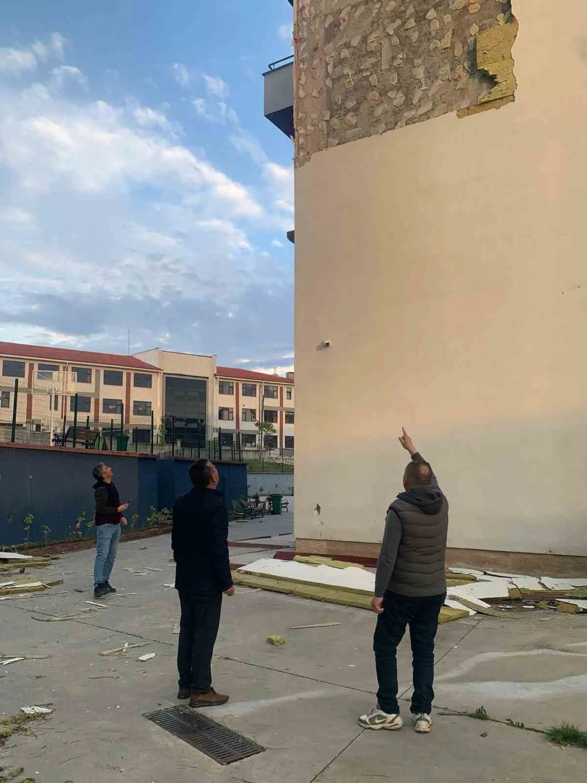 Fırtına okulun dış cephesine zarar verdi