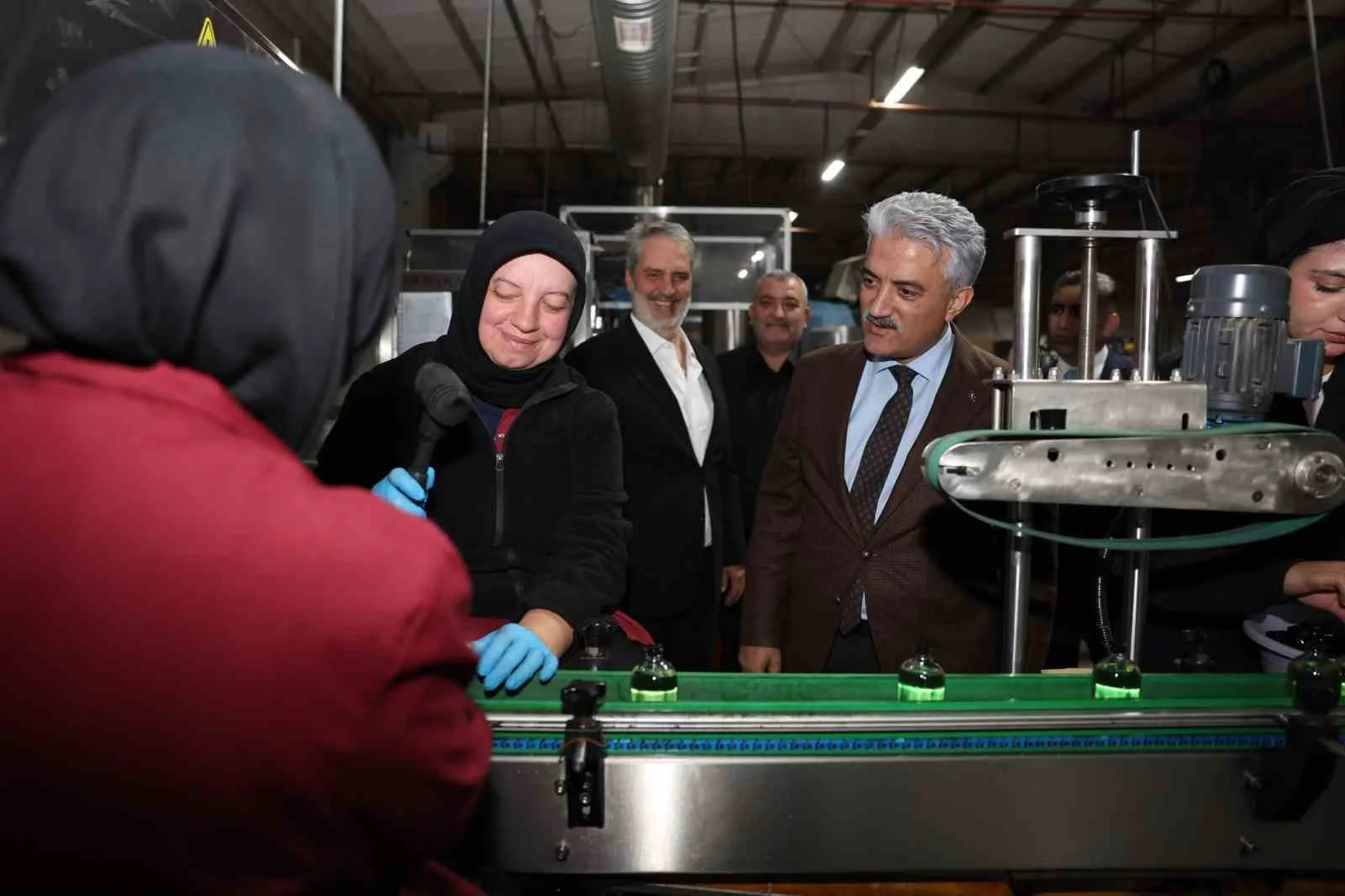Vali Makas, üretim yapan fabrikaları inceliyor