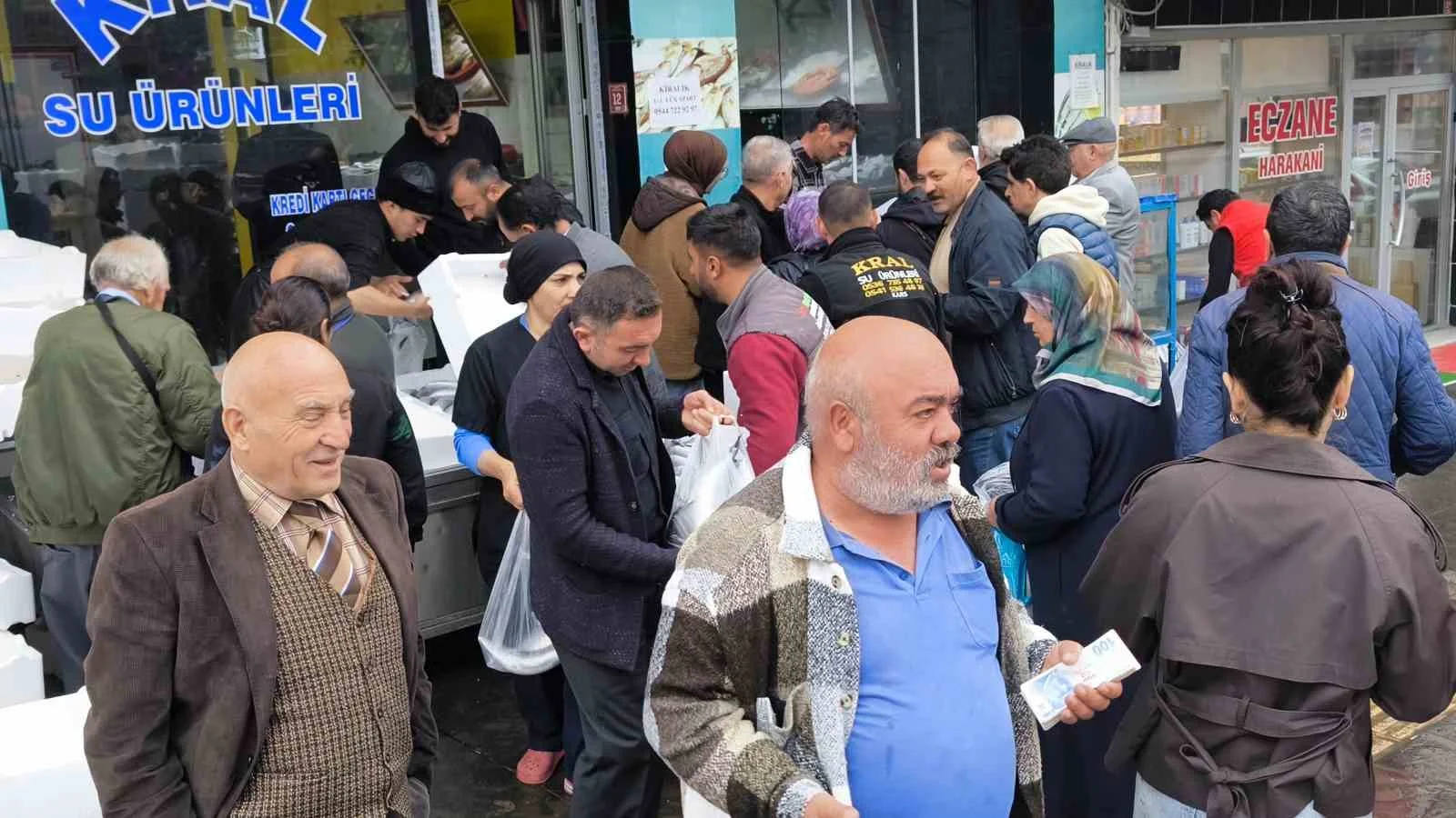 Kars’ta palamut yoğunluğu: Tanesi 50 liradan satıldı, balıkçılarda kuyruk oluştu