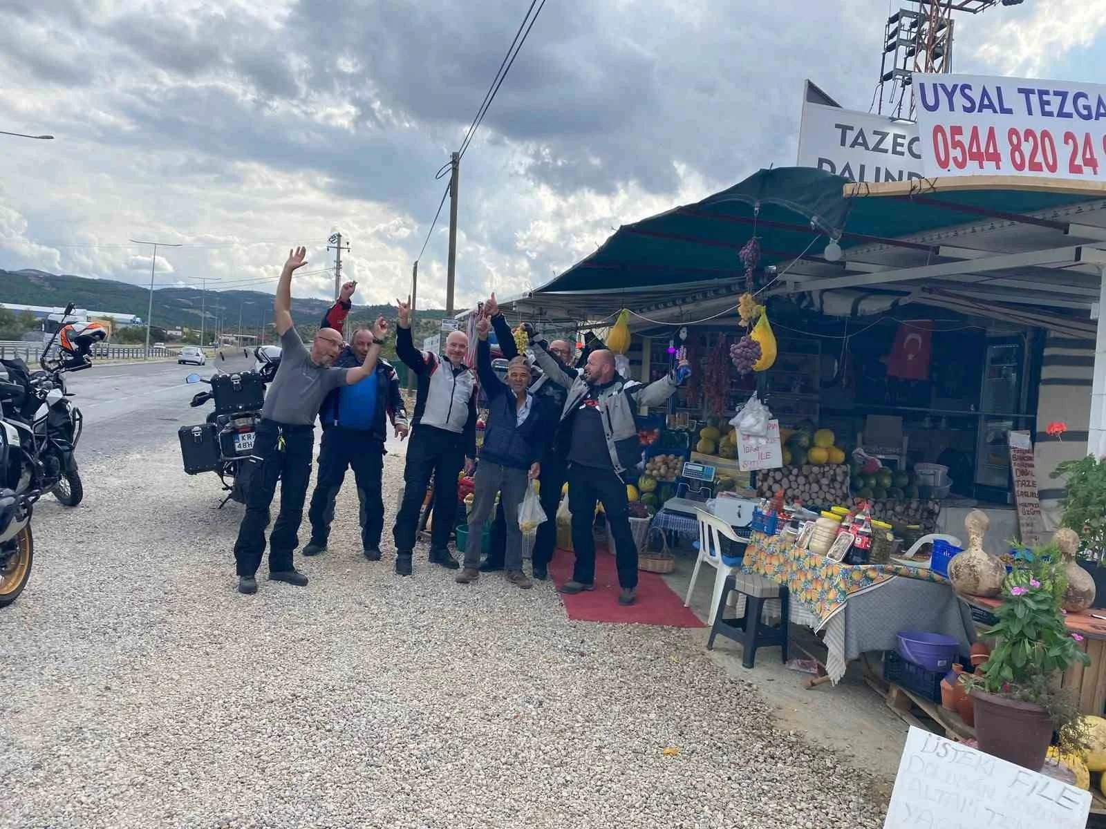 Polonyalı turistlerin mola yeri Sarıgöl’deki üzüm tezgahı oldu