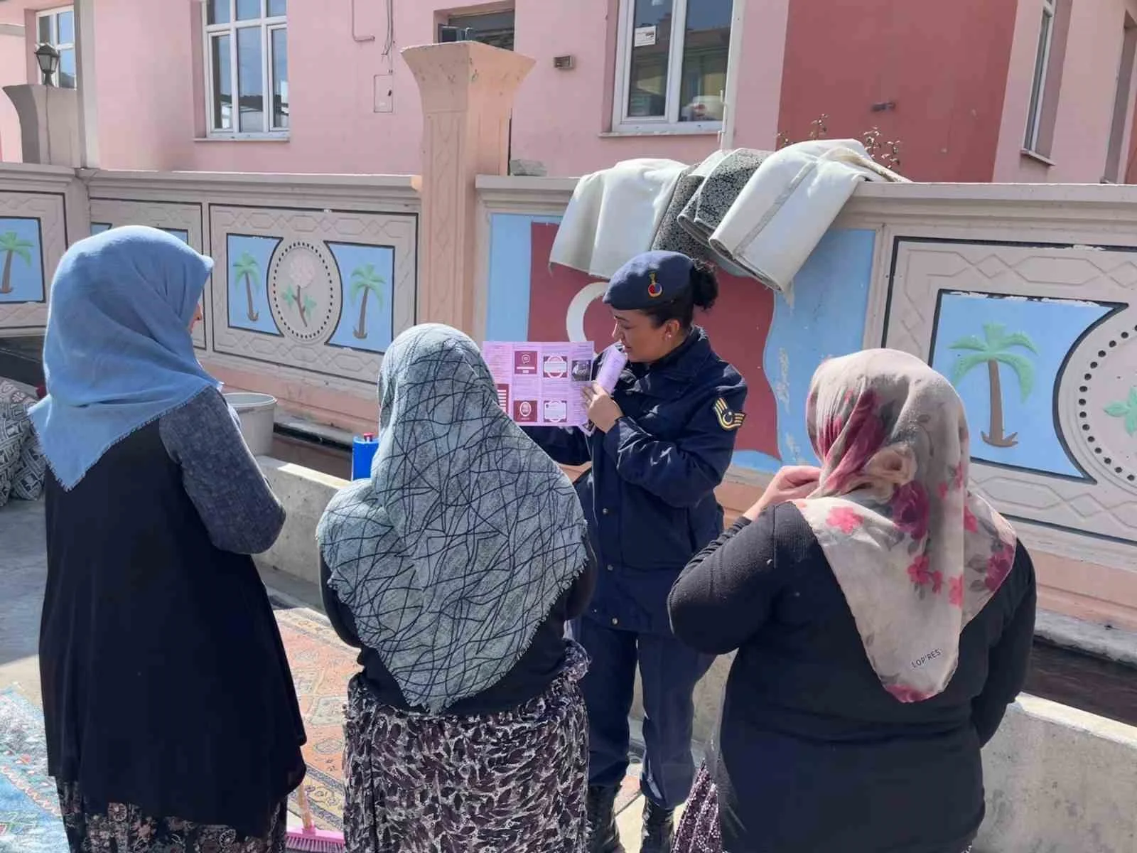 Jandarma kadına şiddet konusunda vatandaşları bilgilendirdi