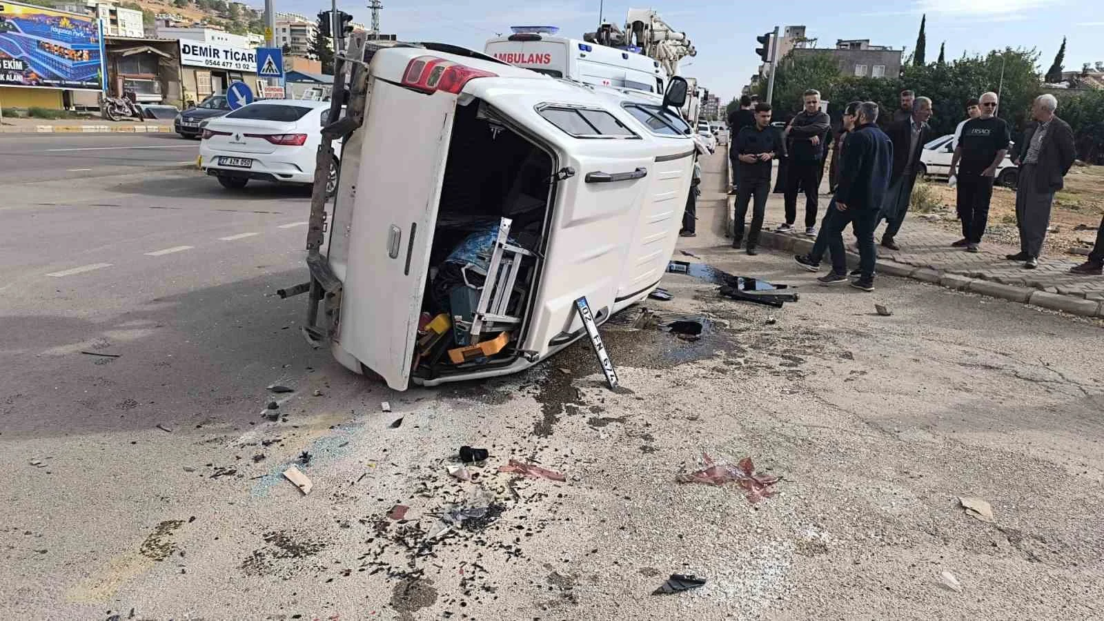 Adıyaman’da otomobil ile kamyonet çarpıştı: 3 yaralı