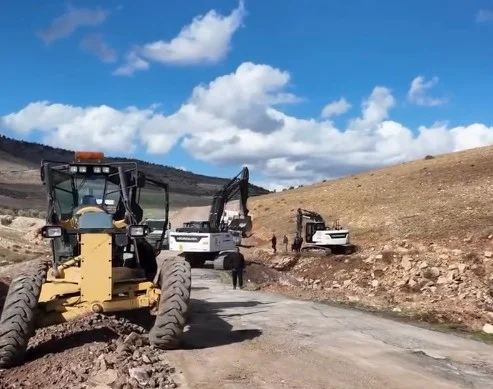 Kilis’te köy yollarında asfalt ve genişletme çalışmaları sürüyor