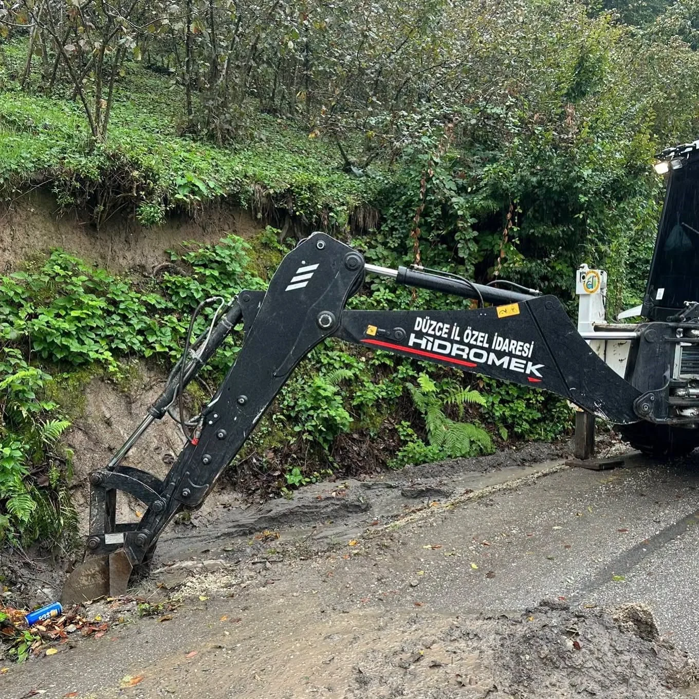 Kaynaşlı’da yağış sonrası menfezler temizlendi
