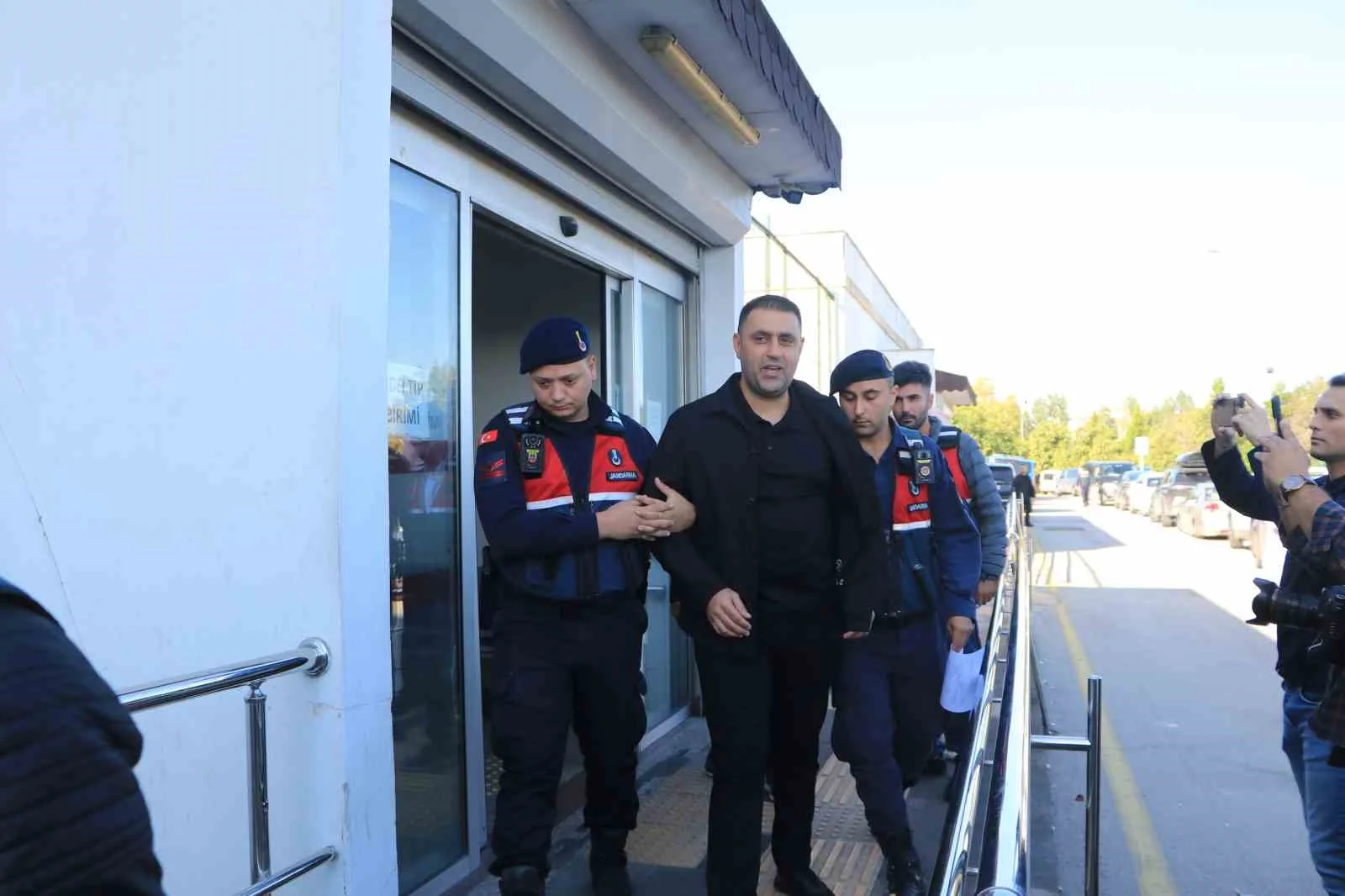 Emrah Kozay sağlık kontrolünden geçirilerek jandarmaya götürüldü