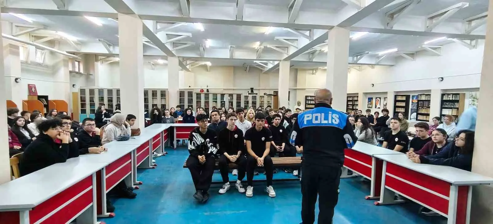 Polisten öğrencilere trafik eğitimi
