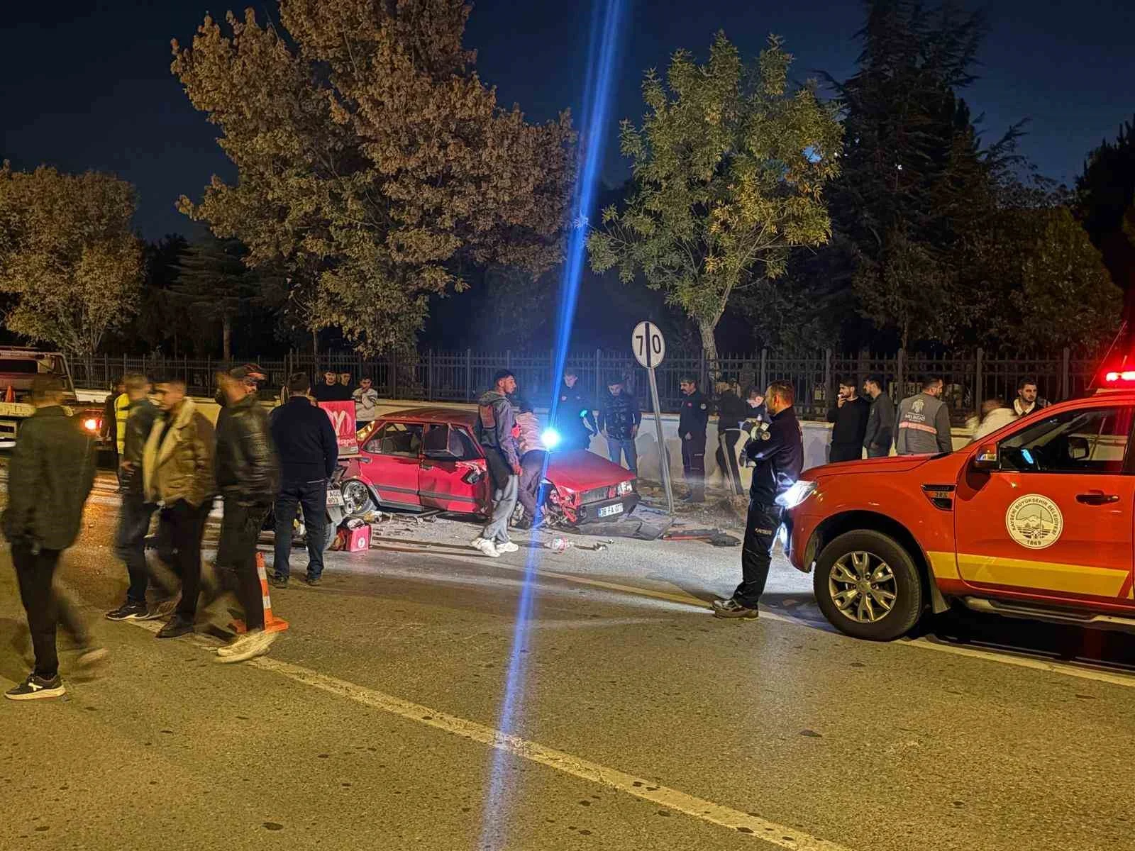 Karşı yola geçen otomobil, motosiklete çarptı: 1 ağır yaralı