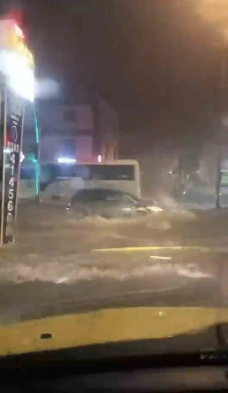 Kocaeli’de sağanak etkisini sürdürüyor: Cadde ve sokaklar göle döndü